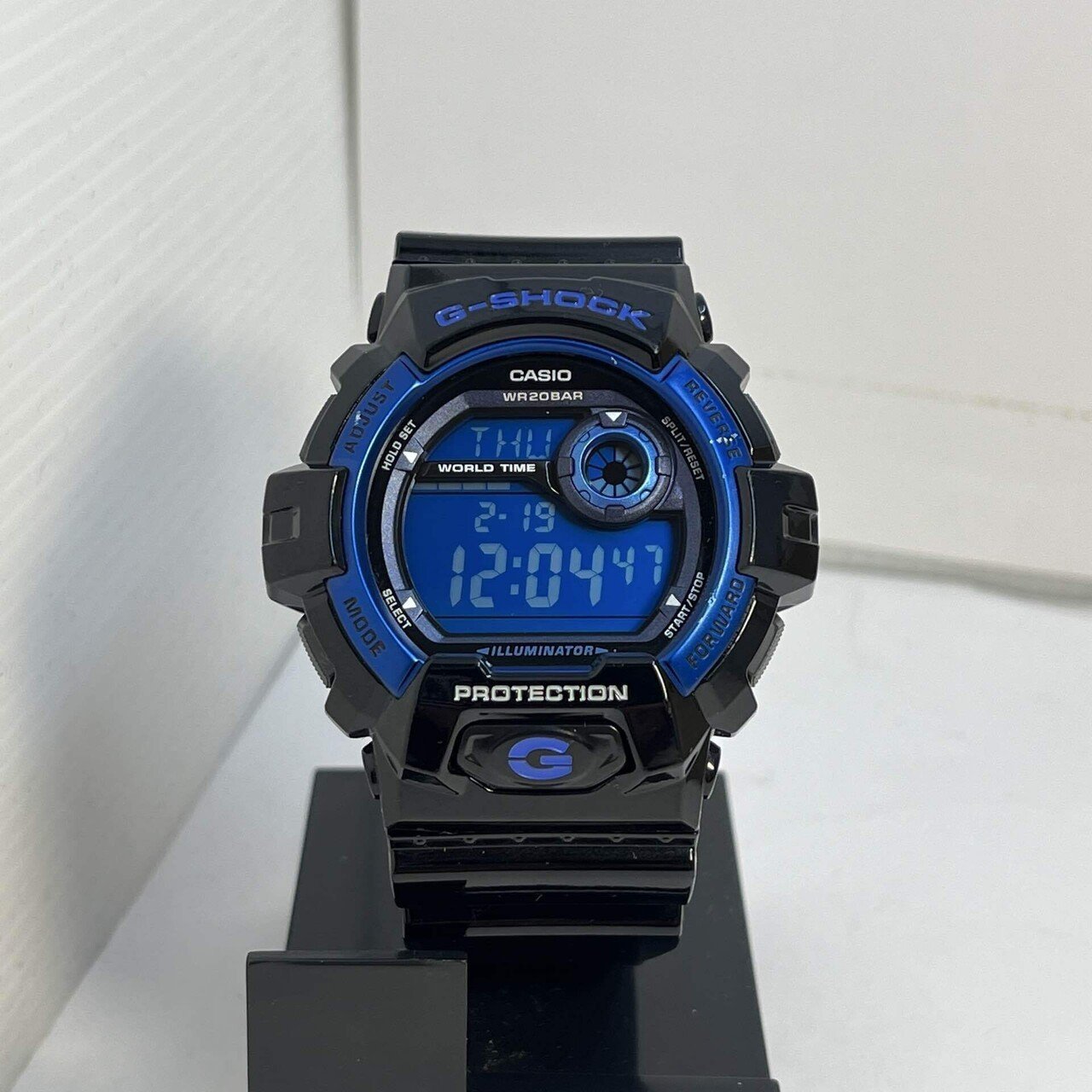 レビュー】闇に溶け込む青の閃光。G-SHOCK「G-8900A」が魅せる、都会的